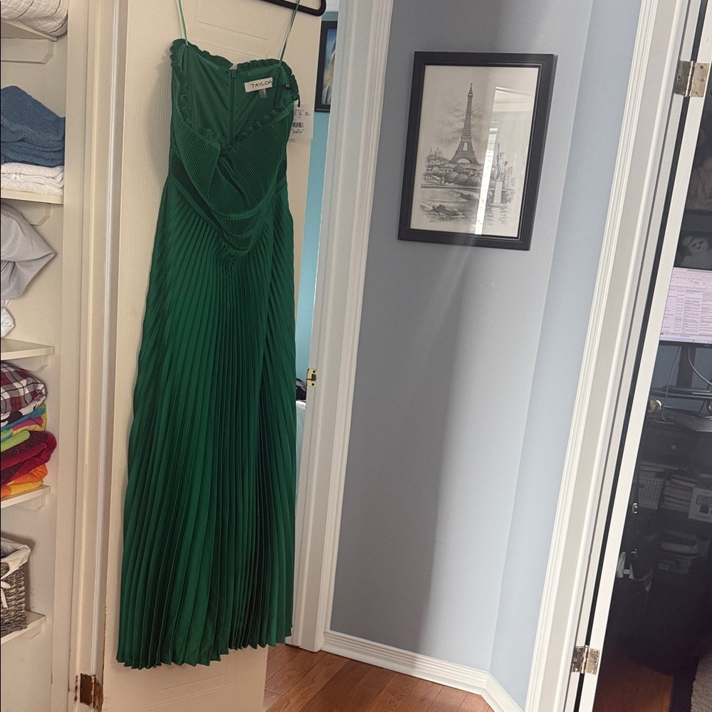 NWT Taylor Strapless Green Pleated Dress